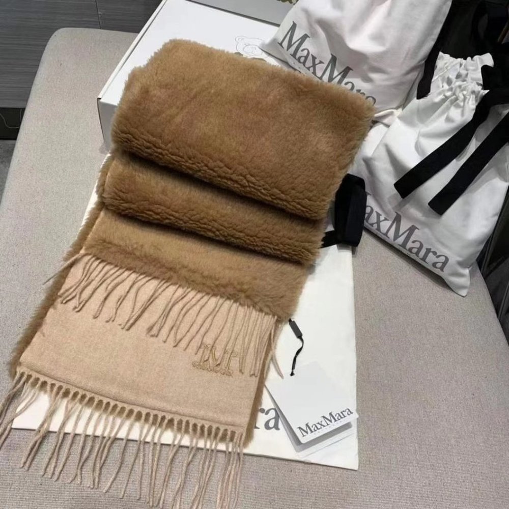 Sold🔥MaxMara Teddy Camel Scarf - Picture 6 of 10
